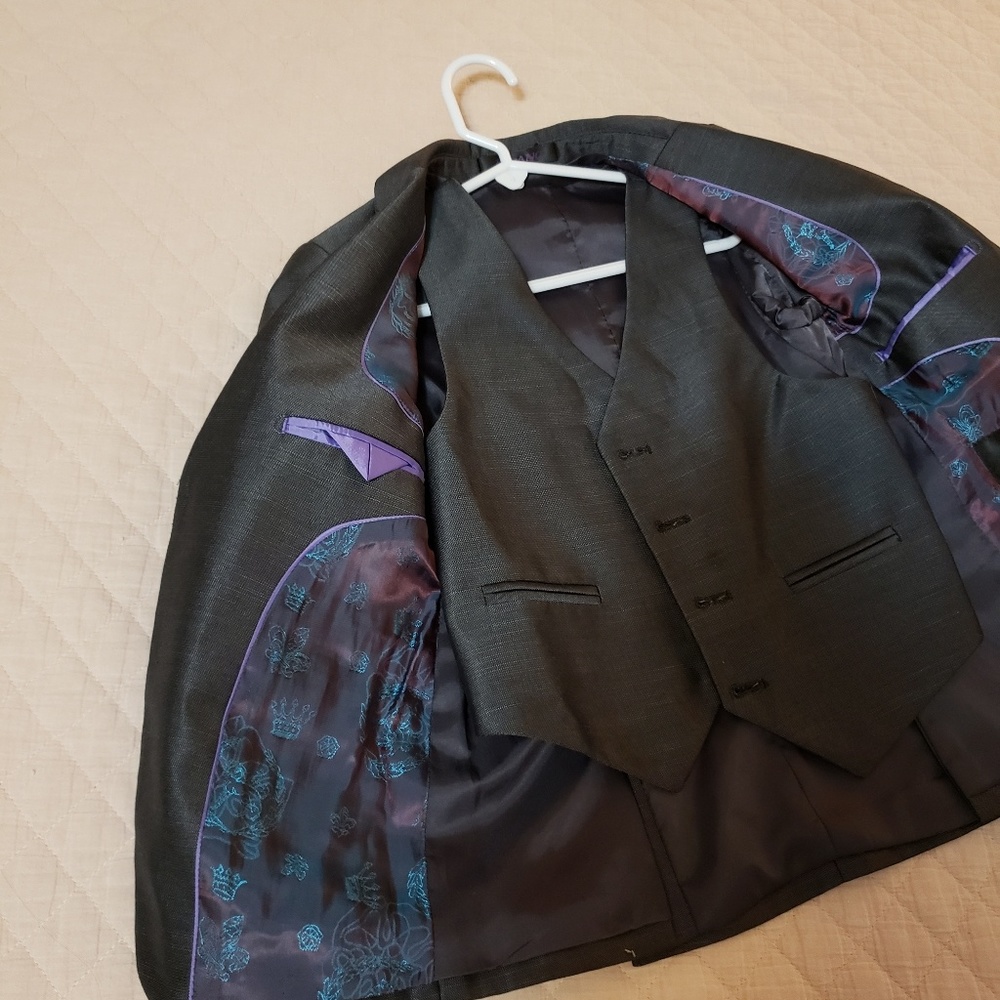 Suit - Picture 6 of 6